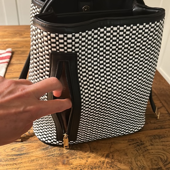 Samoe black and white bucket purse.  With side pocket.  Gold hardware - Picture 3 of 6